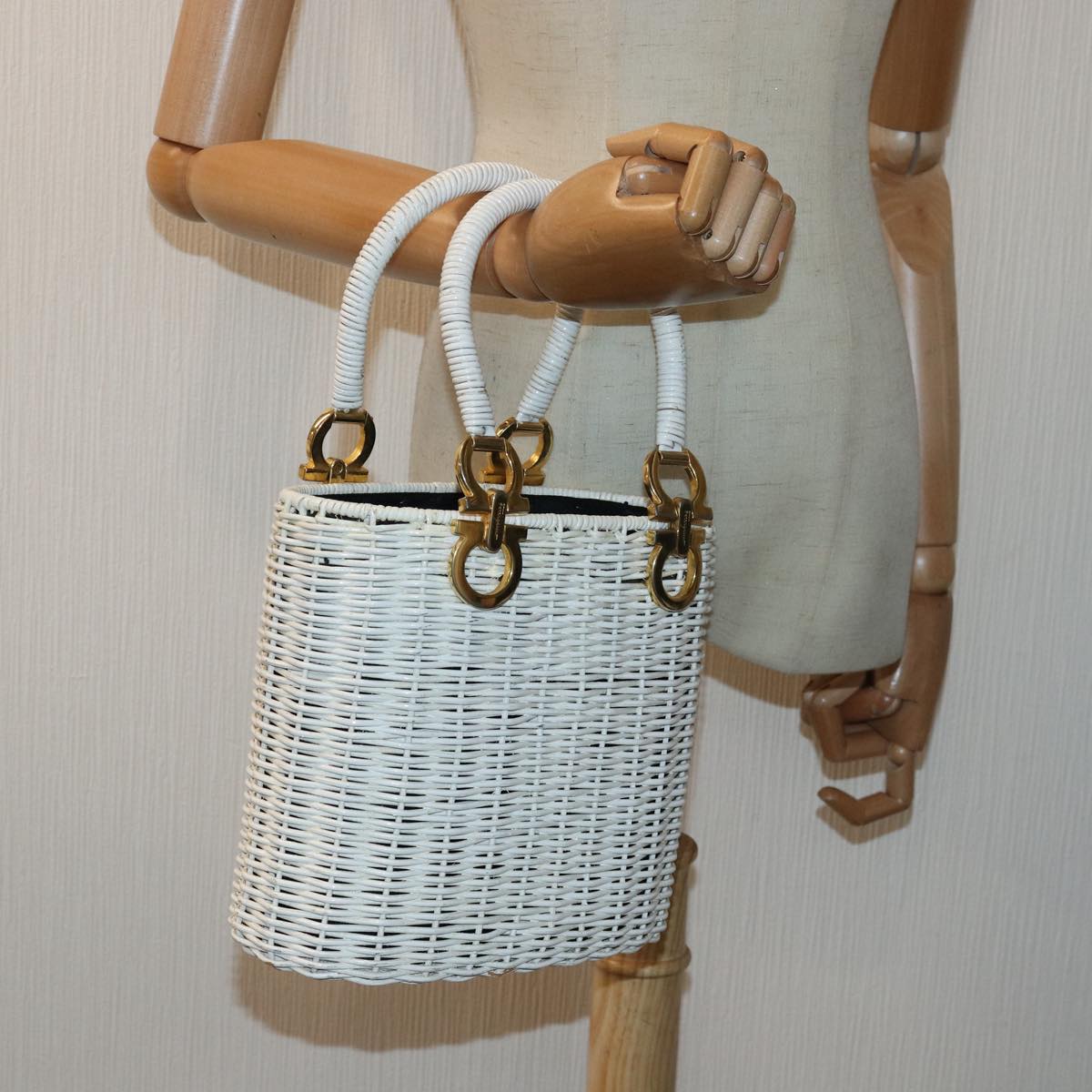 Salvatore Ferragamo Gancini Basket bag Hand Bag Straw White Auth am6527