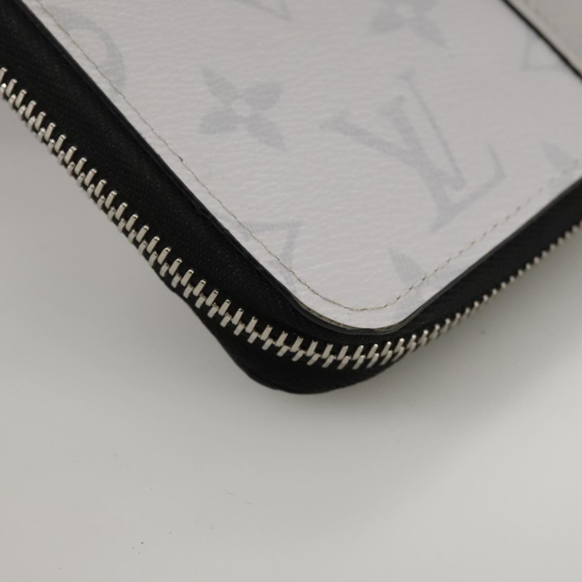 LOUIS VUITTON Taigalama Zippy Wallet Vertical Wallet White M30446 LV Auth am7452