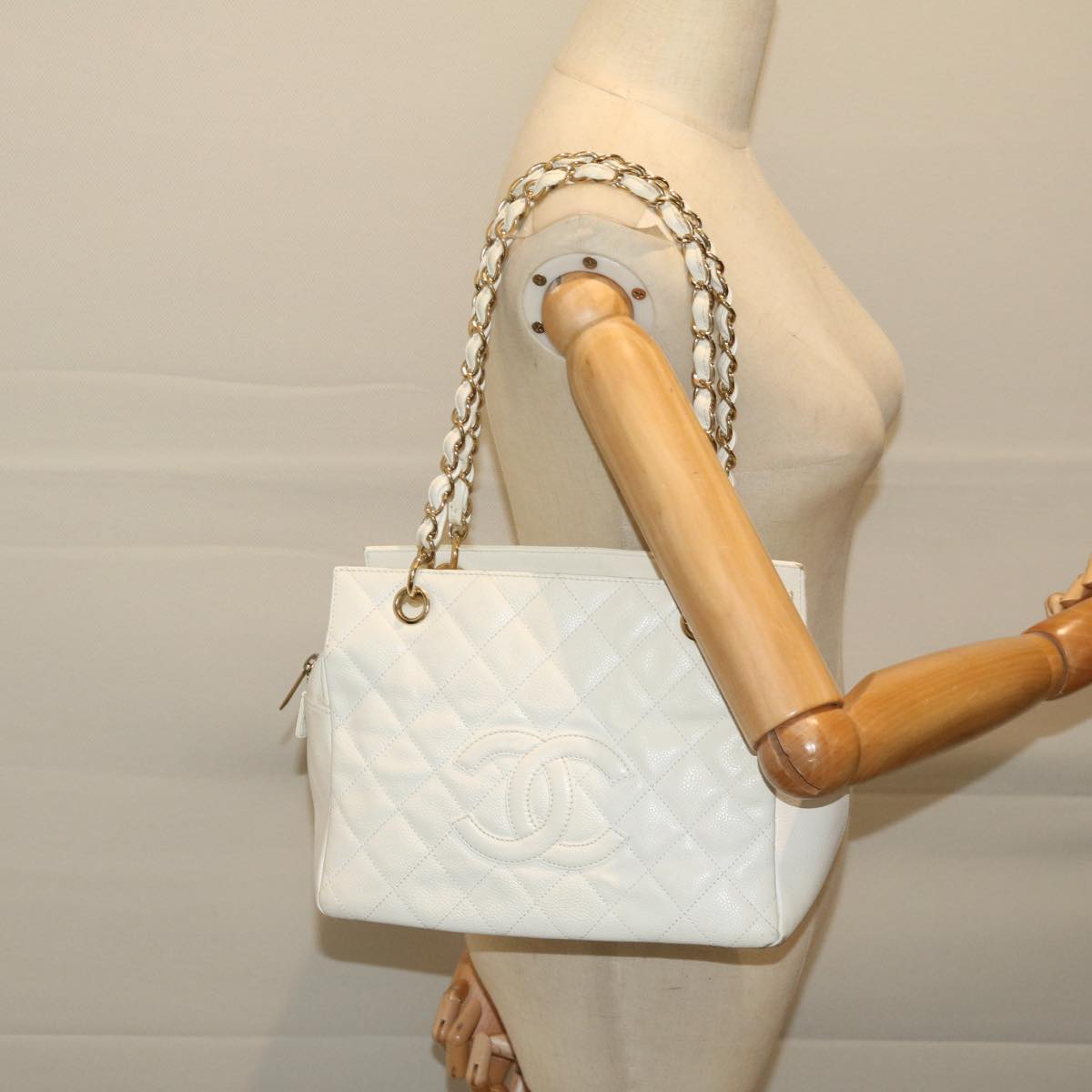 CHANEL Matelasse Chain Shoulder Bag Caviar Skin White CC Auth ar11502