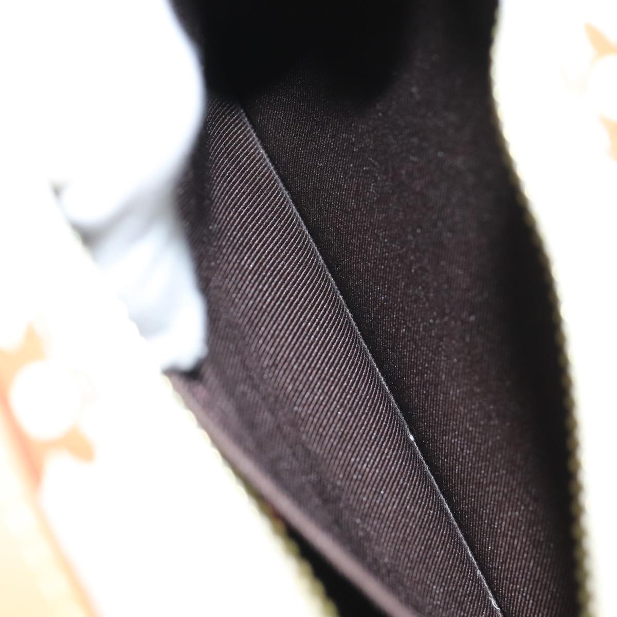 LOUIS VUITTON Craggy Envelope Messenger Isetan Open Only M25408 LV Auth ar12010SM