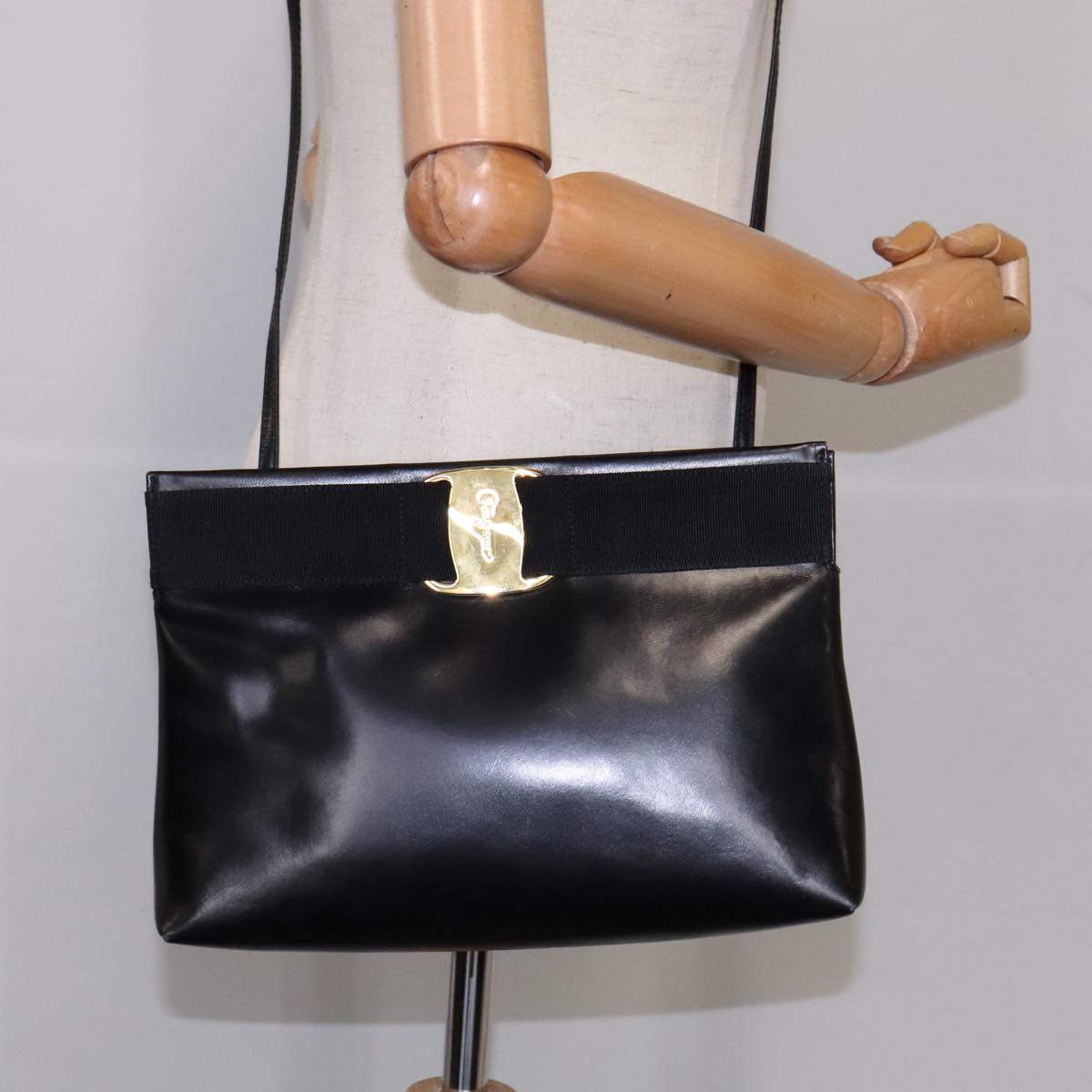 Salvatore Ferragamo Vala Shoulder Bag Leather Black Gold Auth ar13206