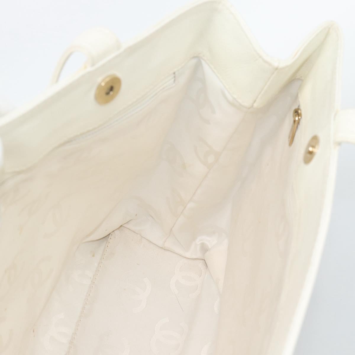 CHANEL Tote Bag Caviar Skin White CC Auth BA14587A