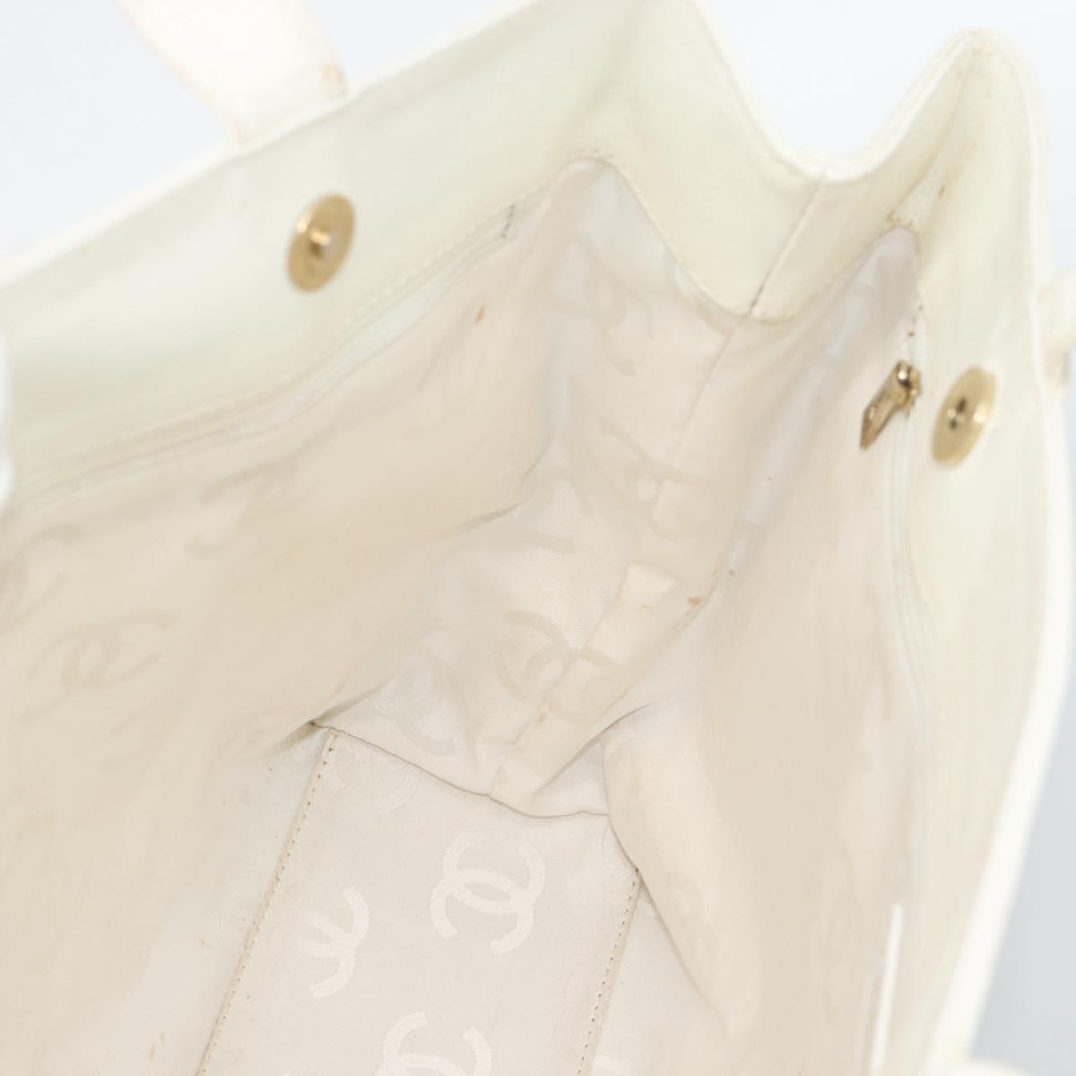 CHANEL Tote Bag Caviar Skin White CC Auth BA14587A