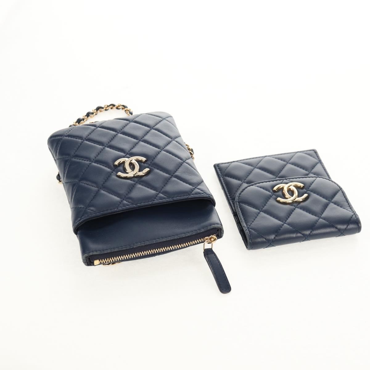 CHANEL Matelasse Chain Phone Case Bag Lamb Skin Navy Gold CC Auth BA8715SAV