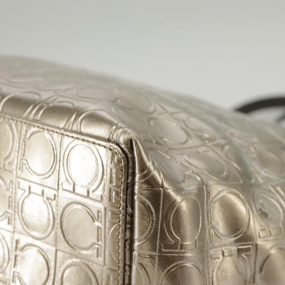 Salvatore Ferragamo Tote Bag Enamel Gold Auth bs20344