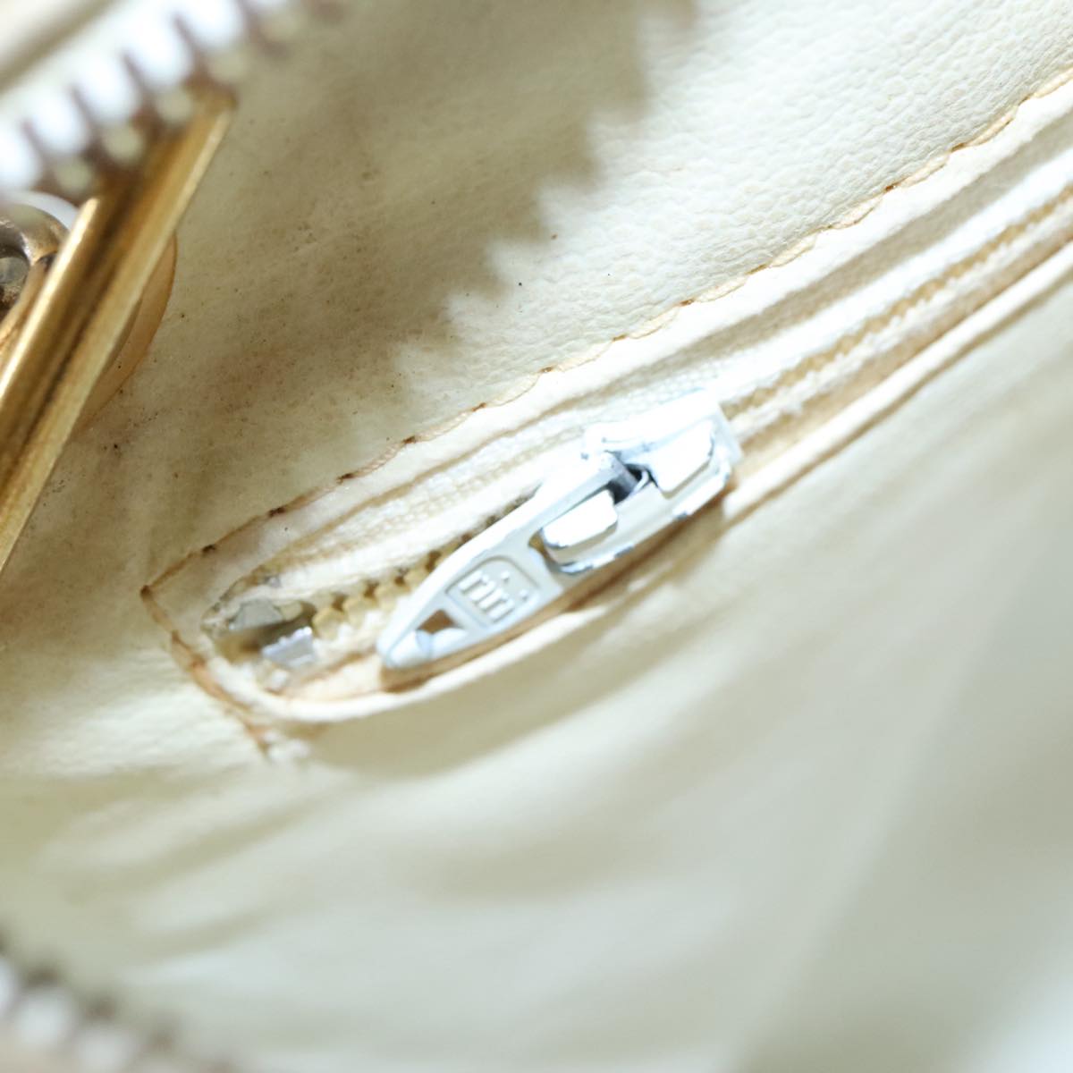 CHANEL Matelasse Chain Shoulder Bag Leather White Gold CC Auth bs20903
