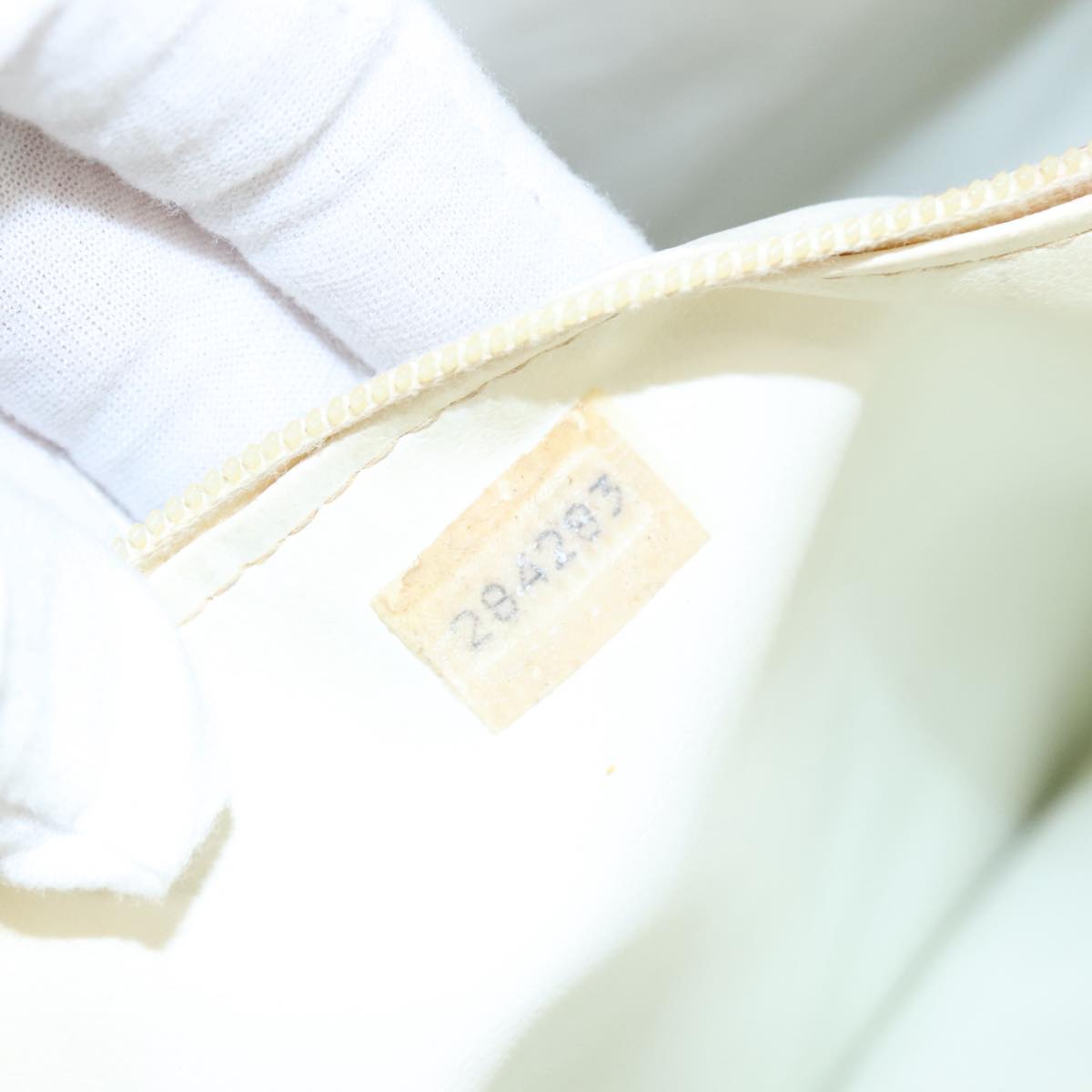 CHANEL Matelasse Chain Shoulder Bag Leather White Gold CC Auth bs20903