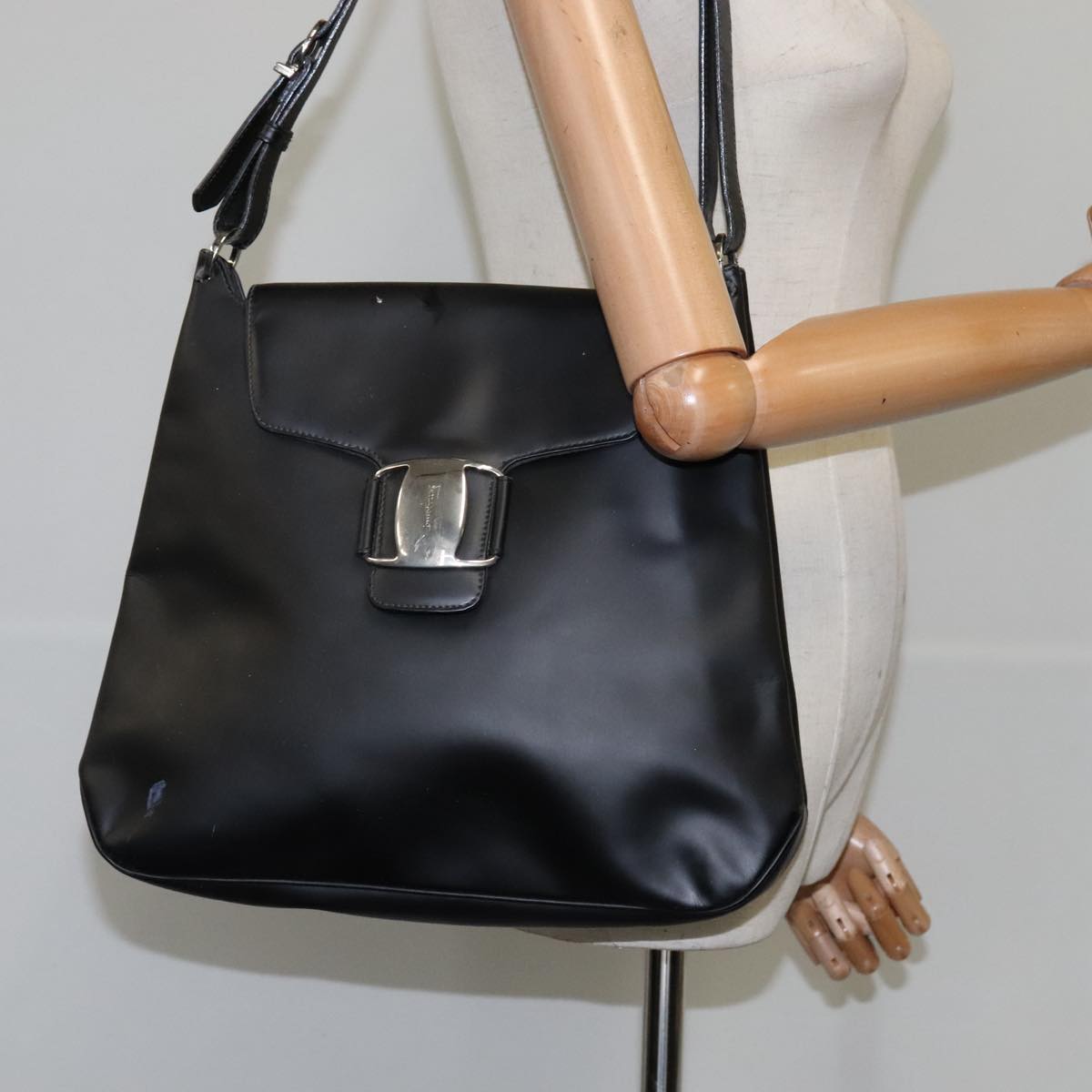 Salvatore Ferragamo Shoulder Bag Patent leather Black Auth bs21286