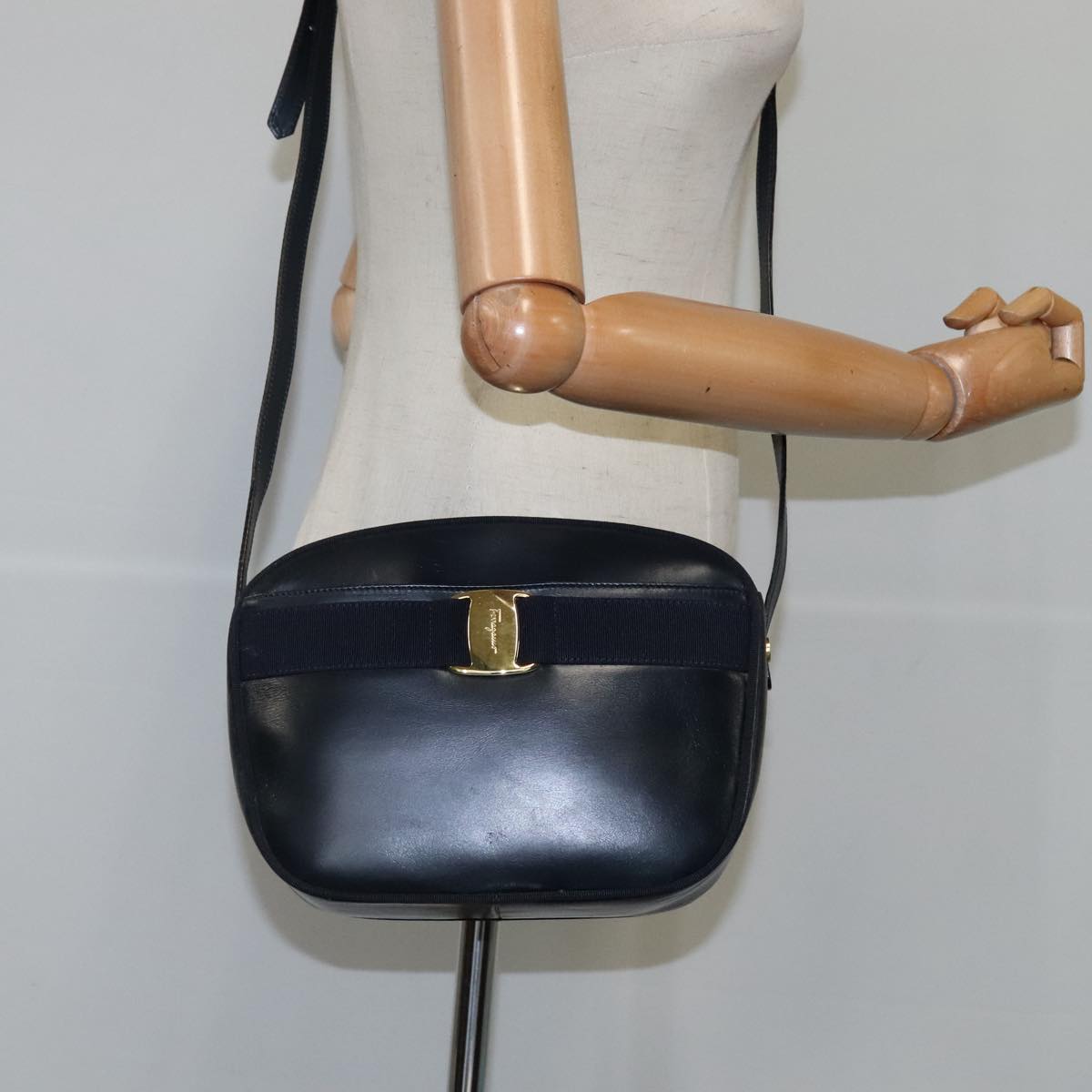 Salvatore Ferragamo Vala Shoulder Bag Leather Navy Gold Auth bs21294