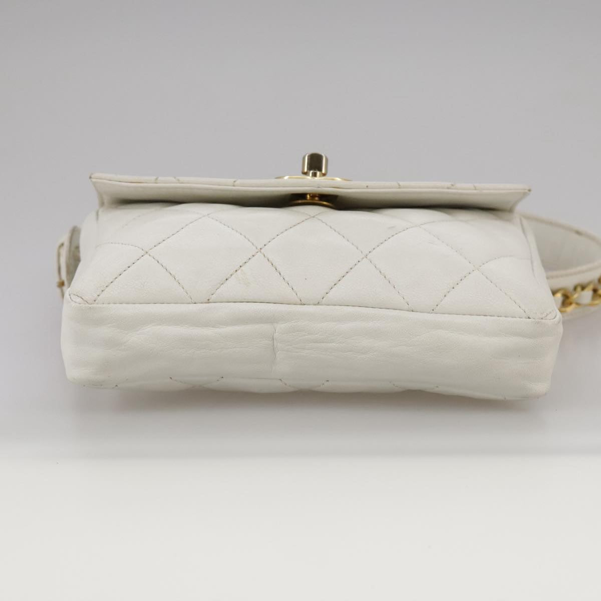 CHANEL Matelasse Waist bag Lamb Skin White CC Auth bs21712