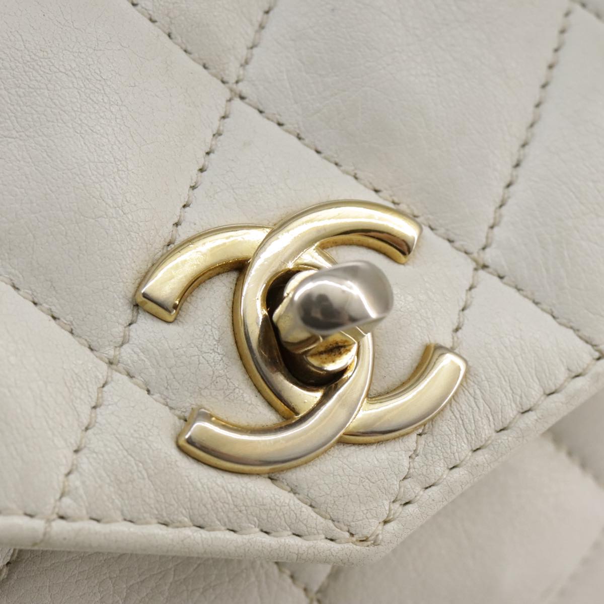 CHANEL Matelasse Waist bag Lamb Skin White CC Auth bs21712