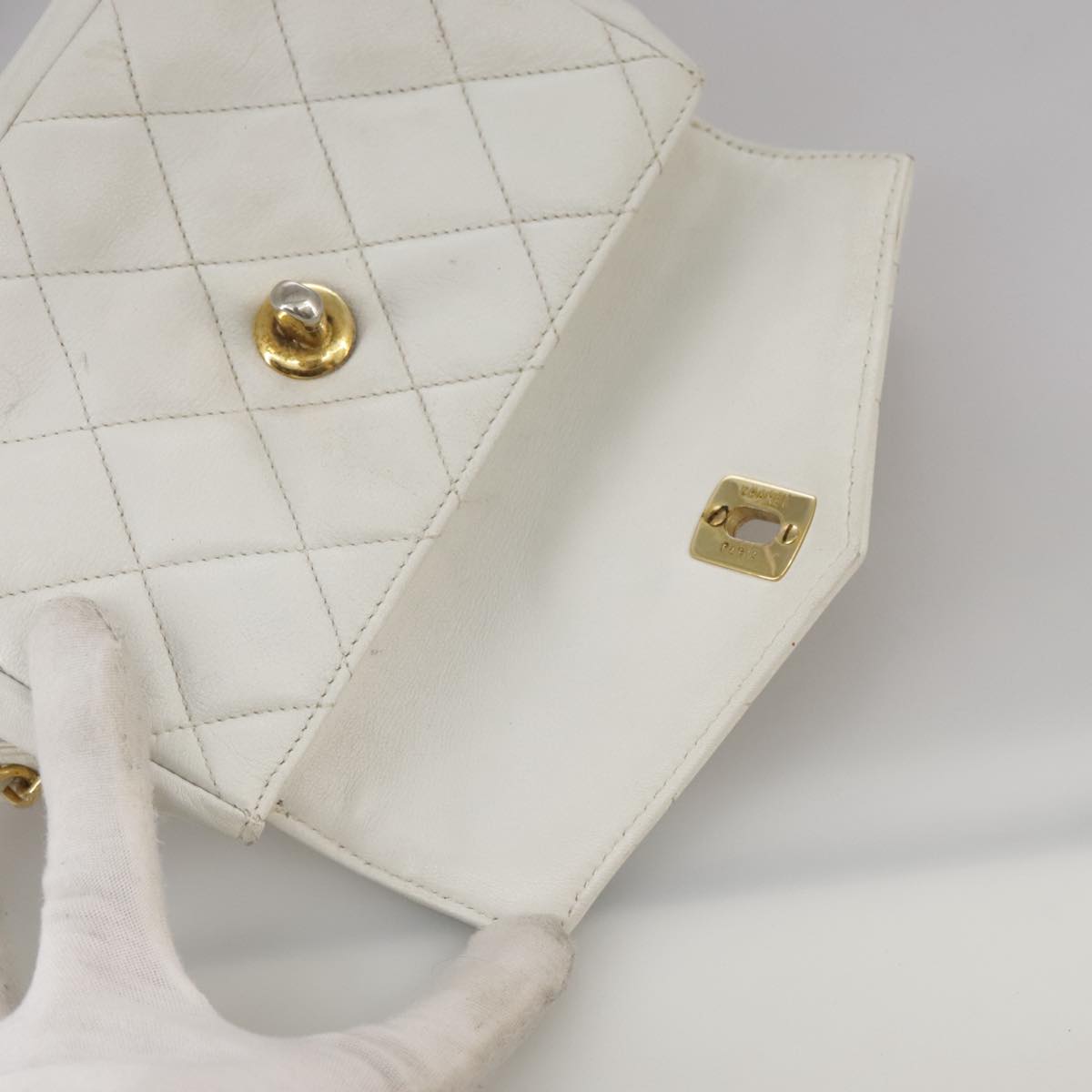 CHANEL Matelasse Waist bag Lamb Skin White CC Auth bs21712