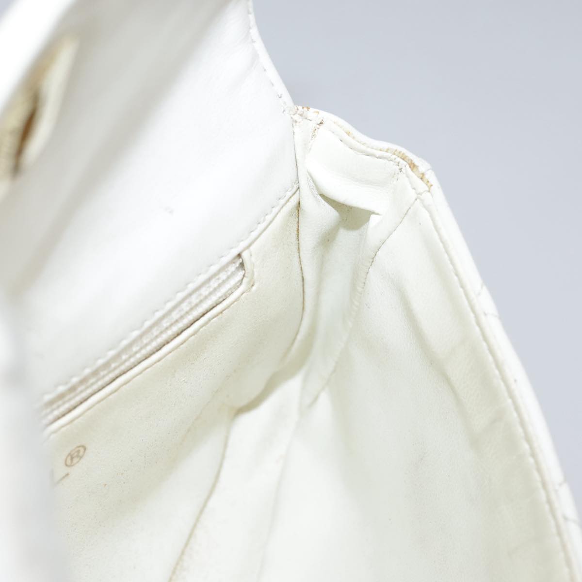 CHANEL Matelasse Waist bag Lamb Skin White CC Auth bs21712