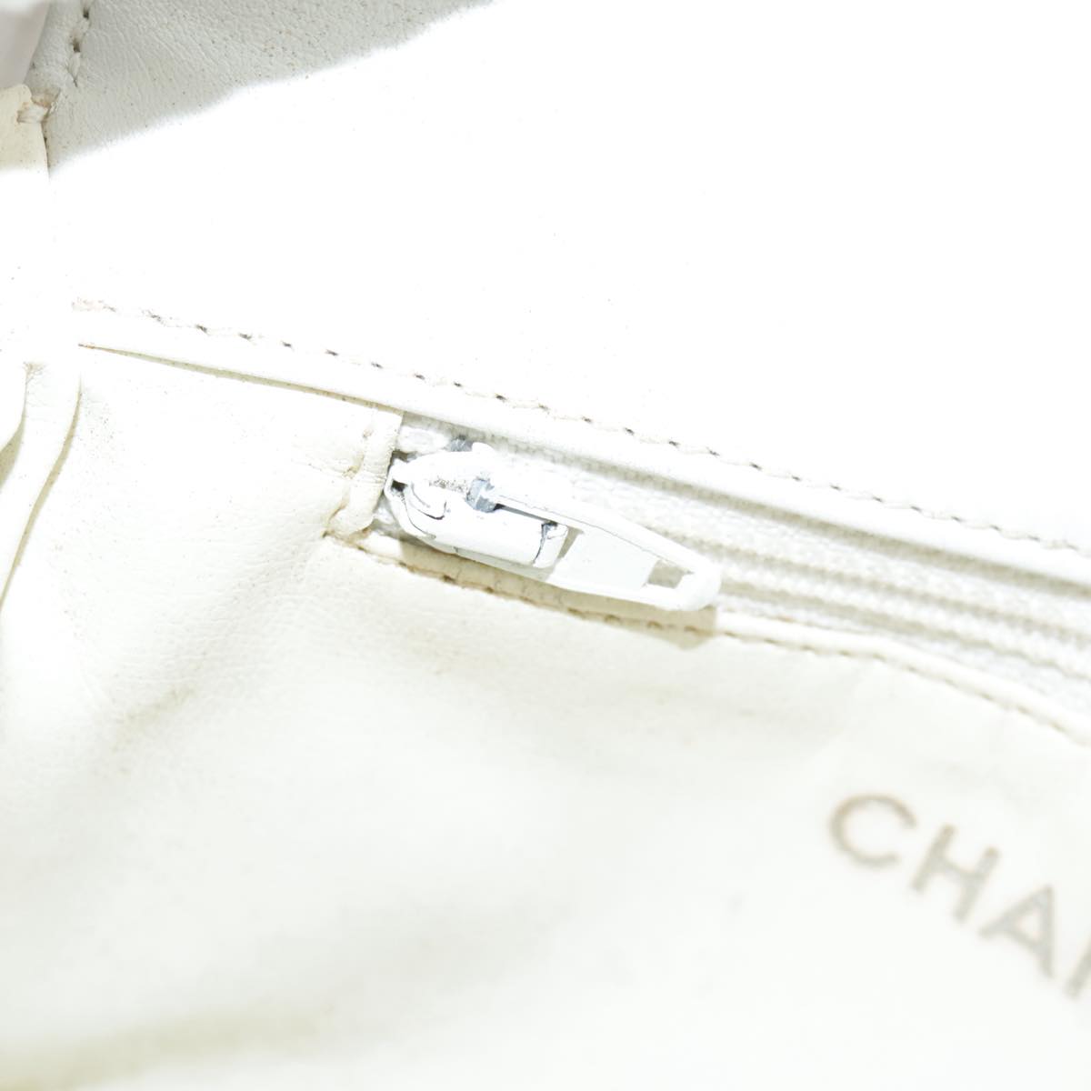 CHANEL Matelasse Waist bag Lamb Skin White CC Auth bs21712