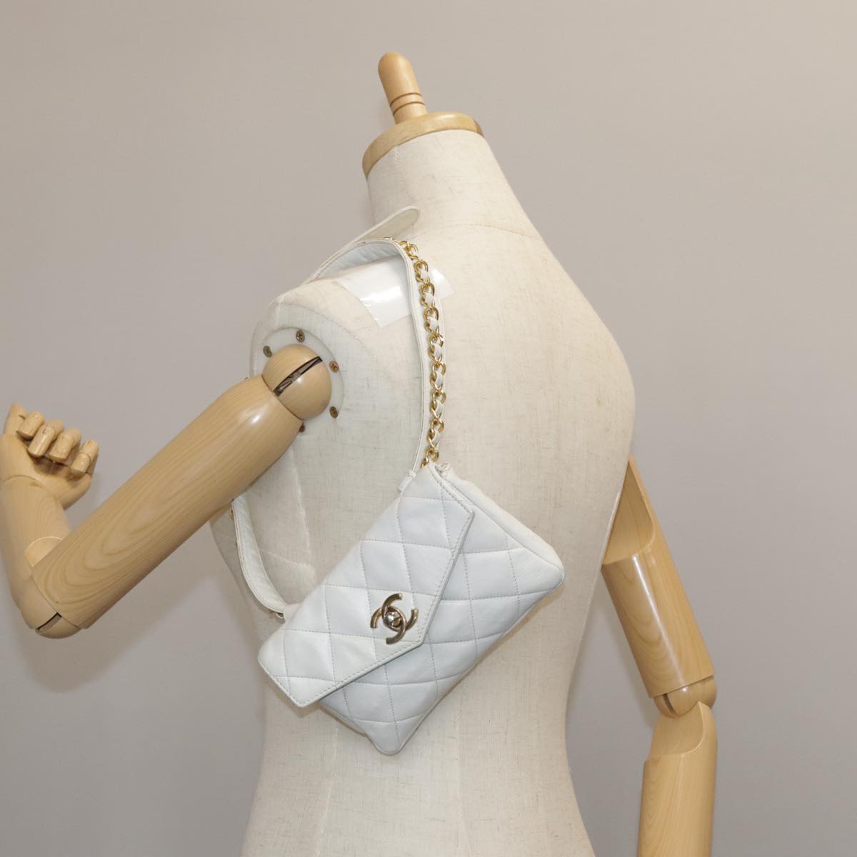 CHANEL Matelasse Waist bag Lamb Skin White CC Auth bs21712