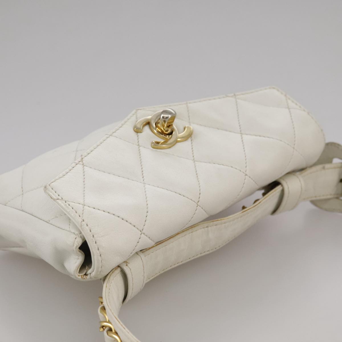 CHANEL Matelasse Waist bag Lamb Skin White CC Auth bs21712