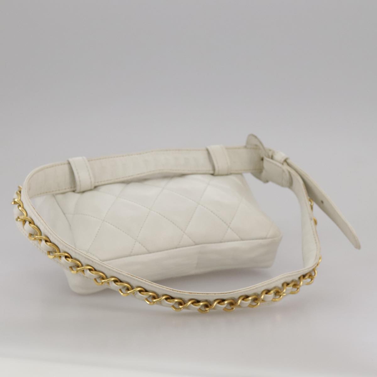 CHANEL Matelasse Waist bag Lamb Skin White CC Auth bs21712