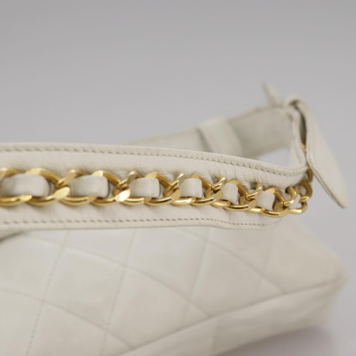 CHANEL Matelasse Waist bag Lamb Skin White CC Auth bs21712