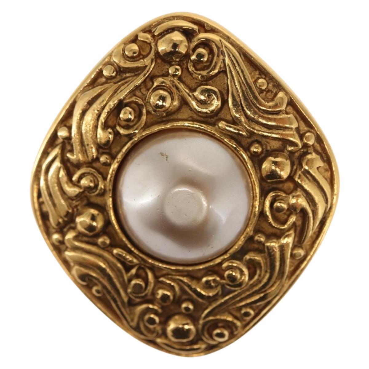CHANEL Brooch metal Gold Tone CC Auth bs32205