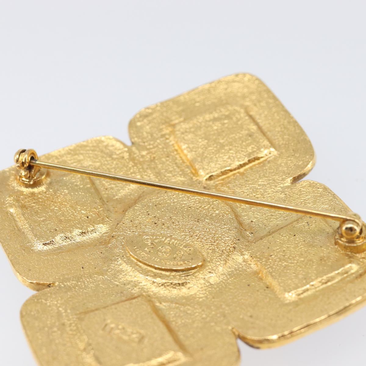 CHANEL Brooch Metal Gold Tone CC Auth bs37051M