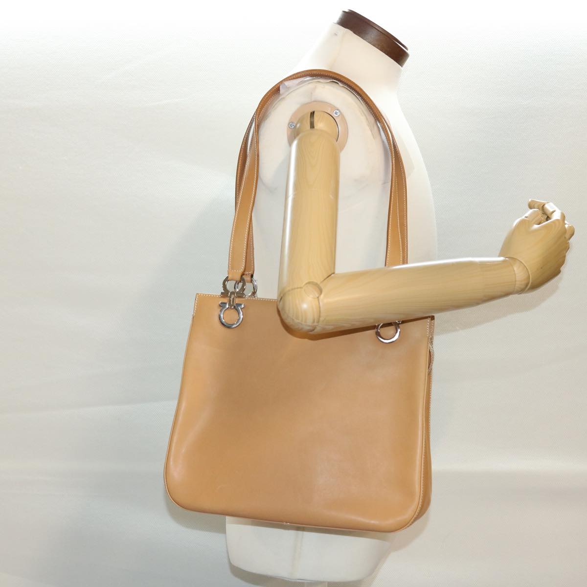 Salvatore Ferragamo Shoulder Bag Leather Beige Auth cl519