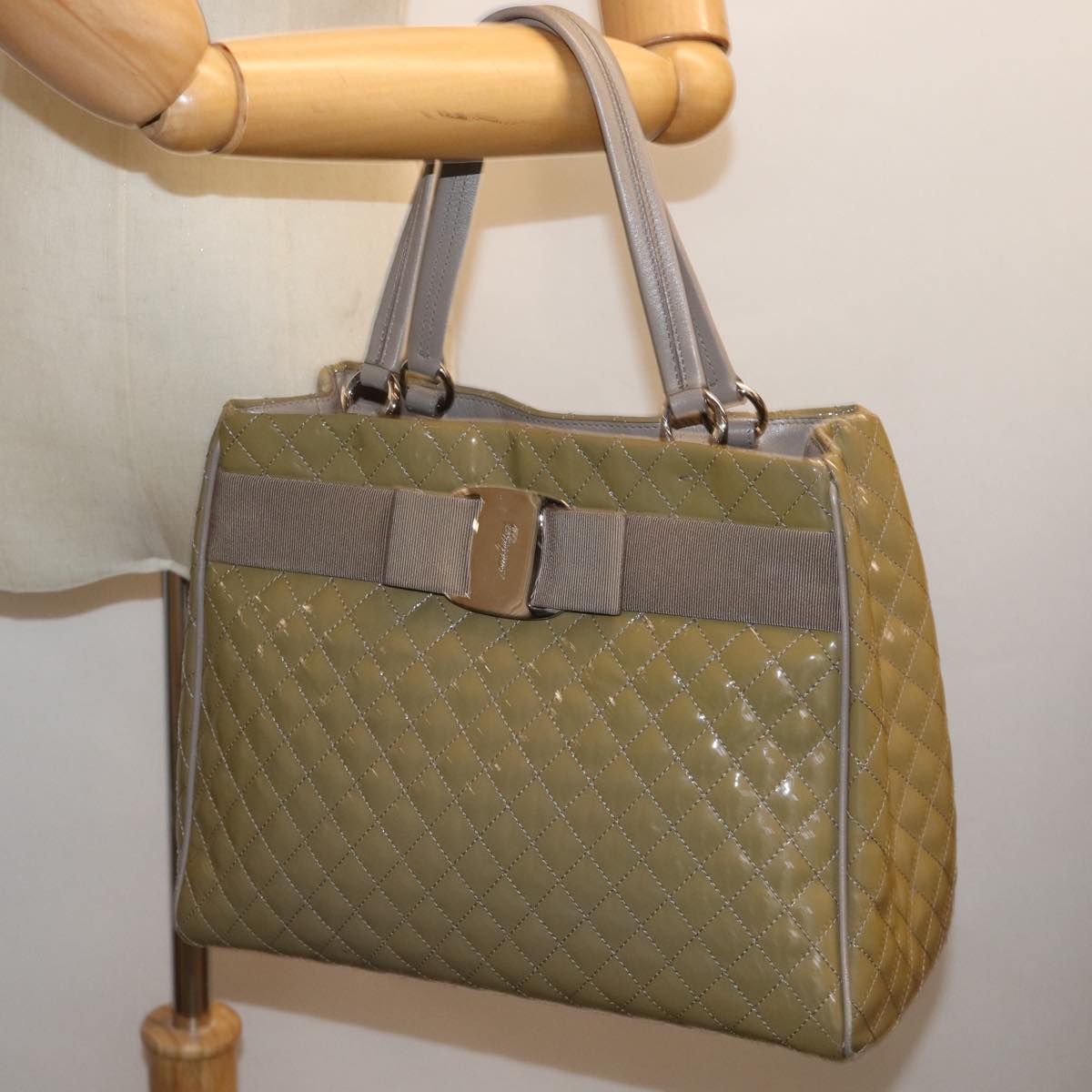 Salvatore Ferragamo Hand Bag Enamel Beige Auth cl837