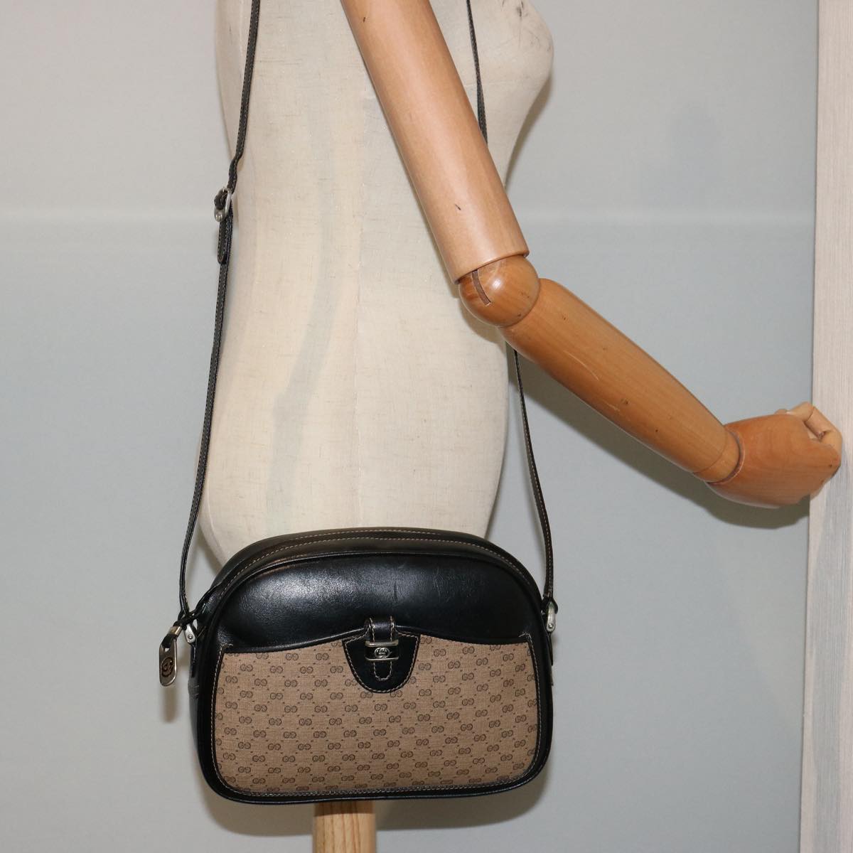 GUCCI Micro GG Canvas Shoulder Bag PVC Leather Beige Black Auth ep4221