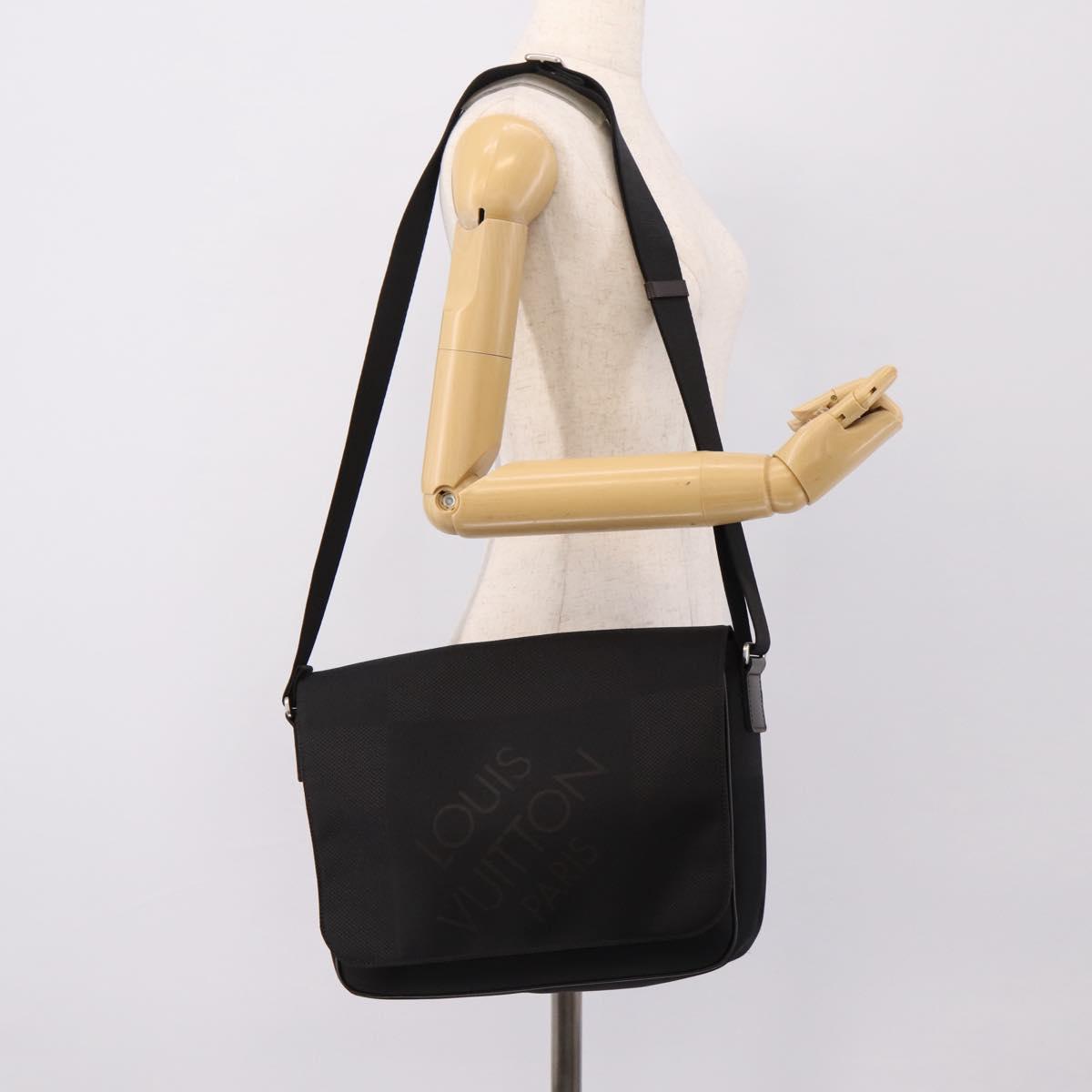 LOUIS VUITTON Damier Geant Petit Message Shoulder Bag Black M93618 Auth ka6081