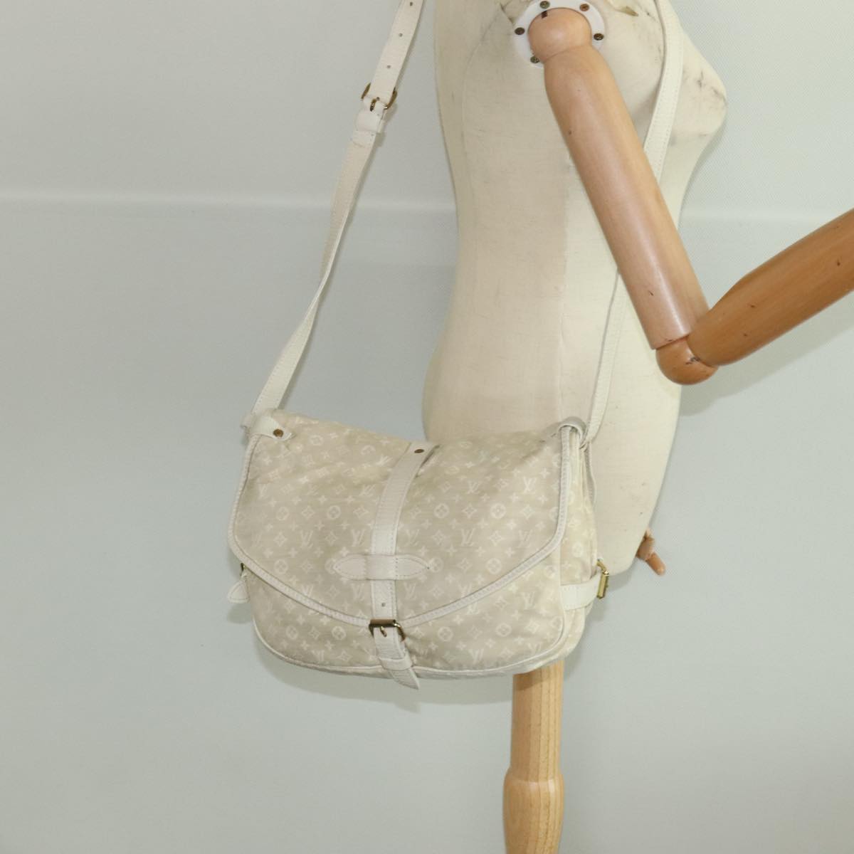 LOUIS VUITTON Monogram Mini Lin Saumur PM Shoulder Bag Ivory M95314 Auth kk368V
