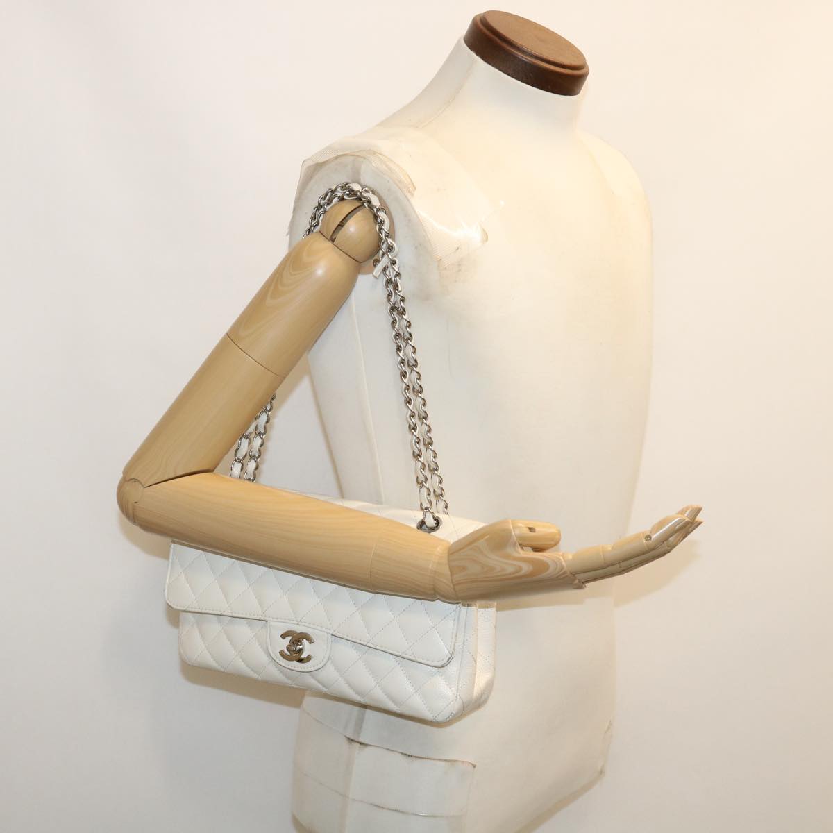 CHANEL Matelasse Double Flap Chain Shoulder Bag Caviar Skin White CC Auth knn085