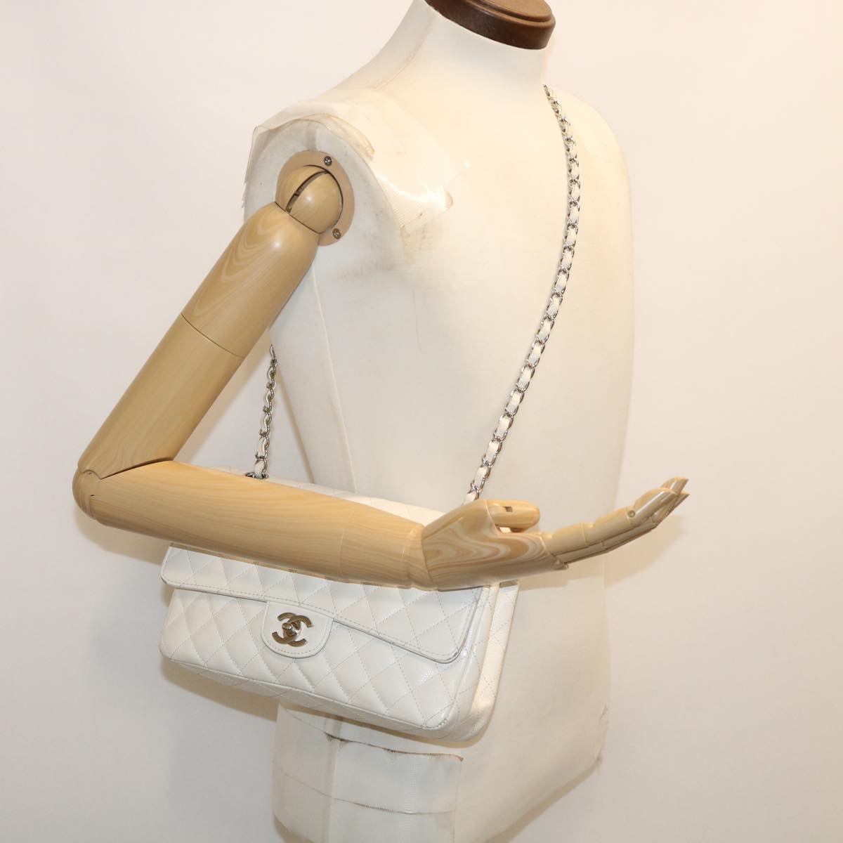 CHANEL Matelasse Double Flap Chain Shoulder Bag Caviar Skin White CC Auth knn085