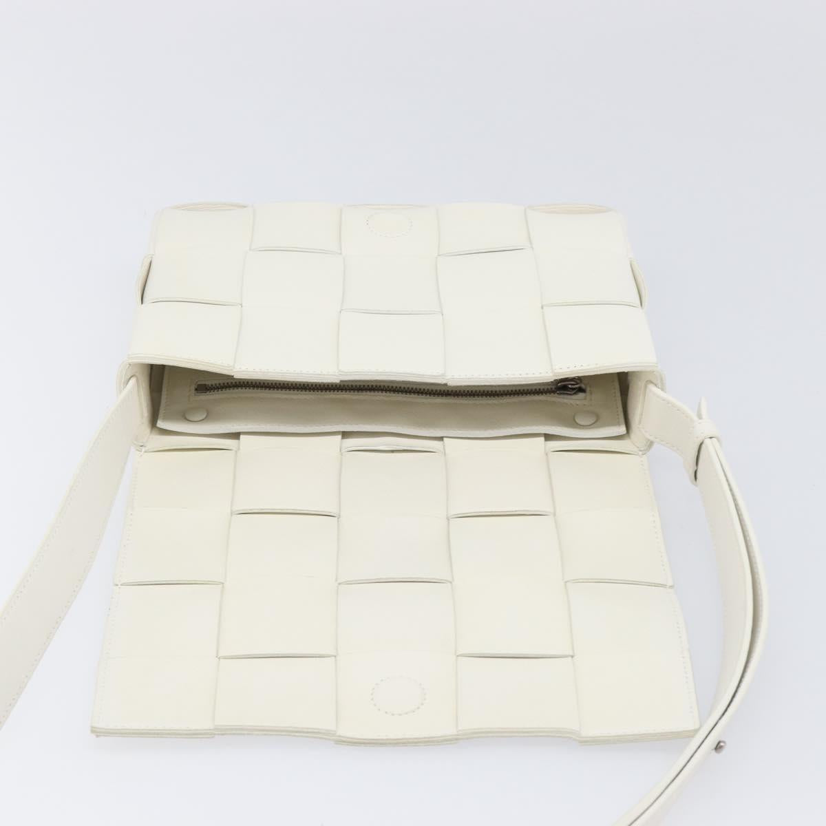 BOTTEGA VENETA MAXI INTRECCIATO Cassette Bag Leather White Silver Auth mr2874V
