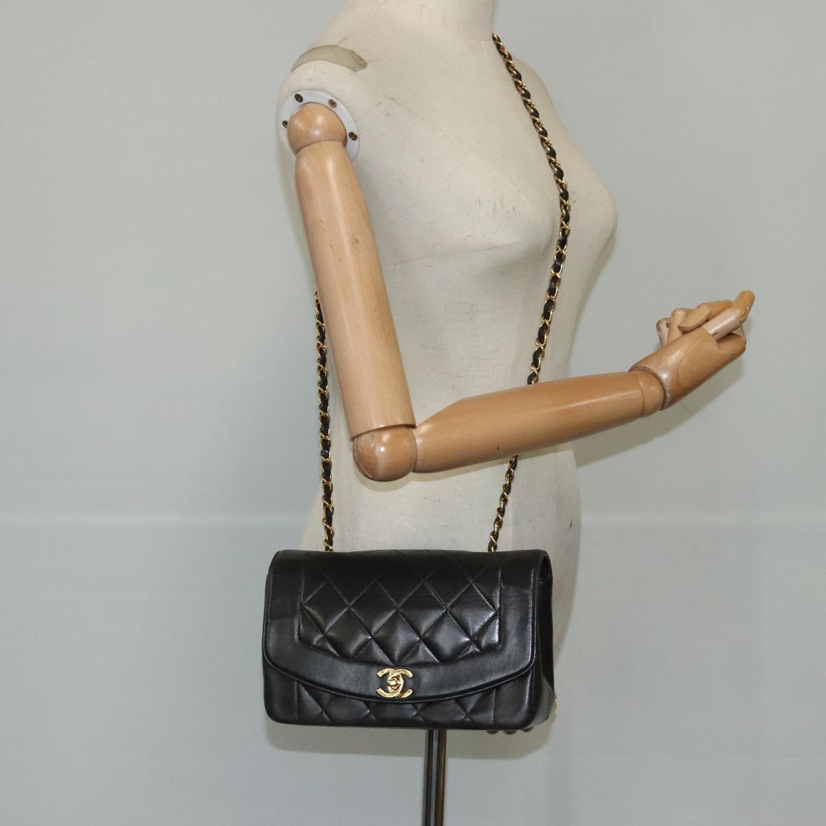 CHANEL Diana 22 Chain Shoulder Bag Lamb Skin Black Gold CC Auth PP029V