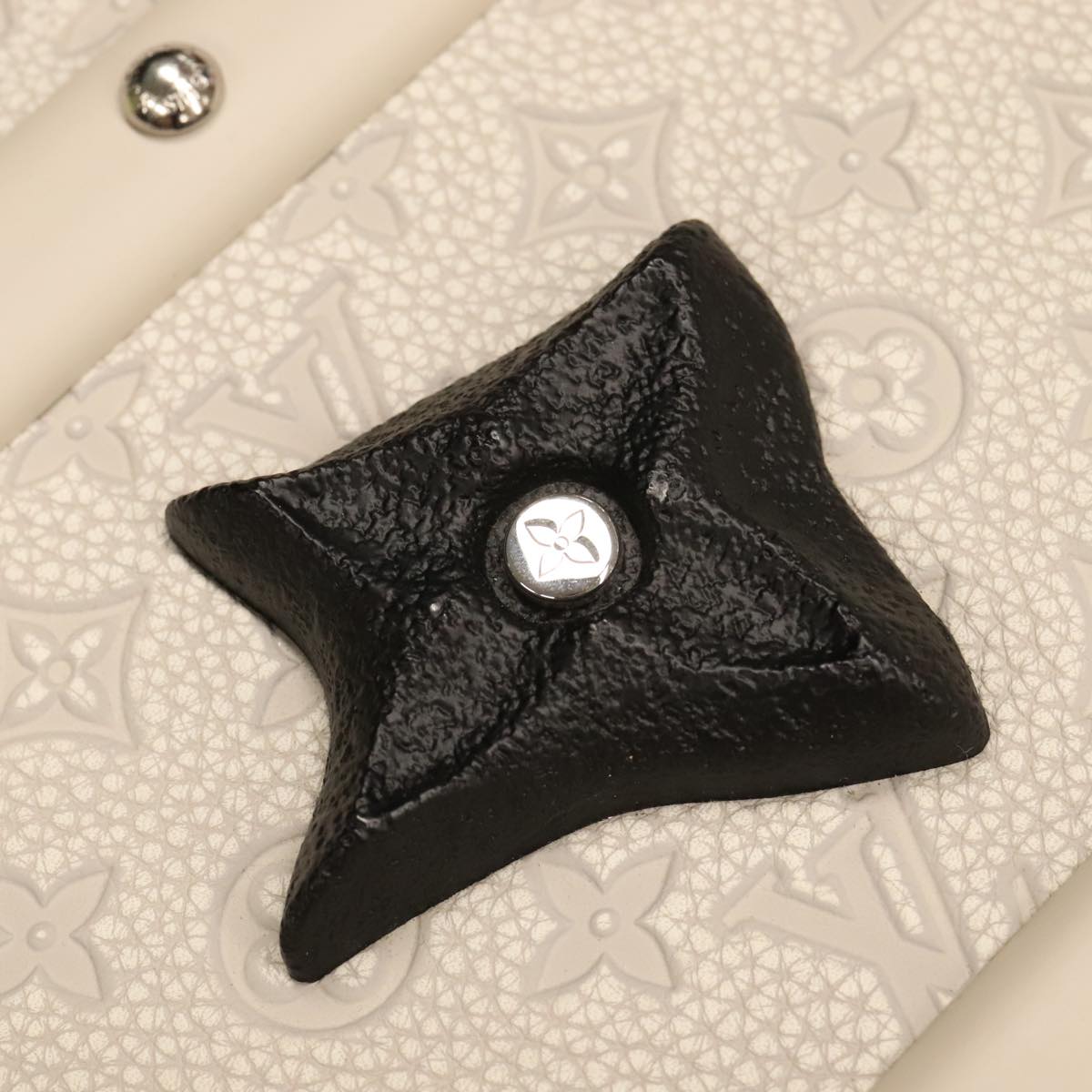 LOUIS VUITTON Taurillon Climbing Coolie Rosin 110Trunk White M10074 Auth 115972S