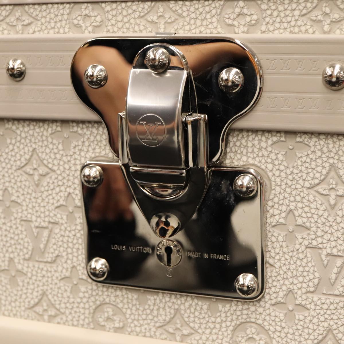 LOUIS VUITTON Taurillon Climbing Coolie Rosin 110Trunk White M10074 Auth 115972SM