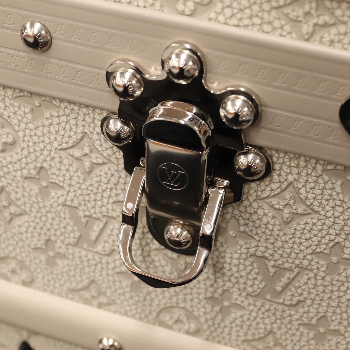LOUIS VUITTON Taurillon Climbing Coolie Rosin 110Trunk White M10074 Auth 115972S