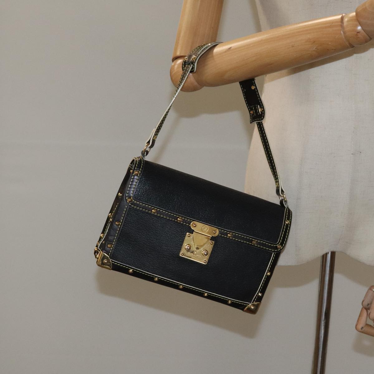 LOUIS VUITTON Suhari Emerble Shoulder Bag Leather Black M92849 LV Auth PP195V