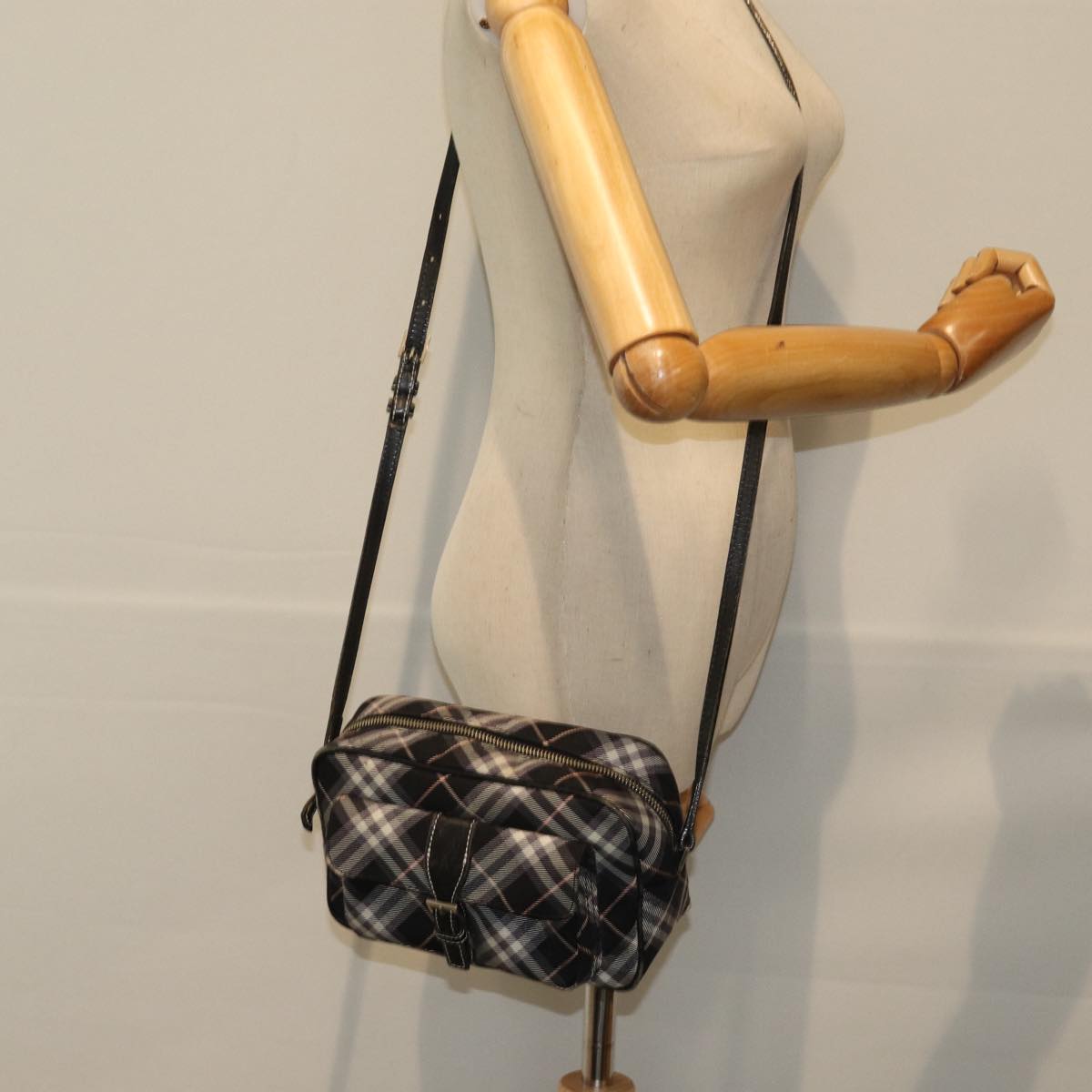 BURBERRY Nova Check Blue Label Shoulder Bag Black Auth ti1758