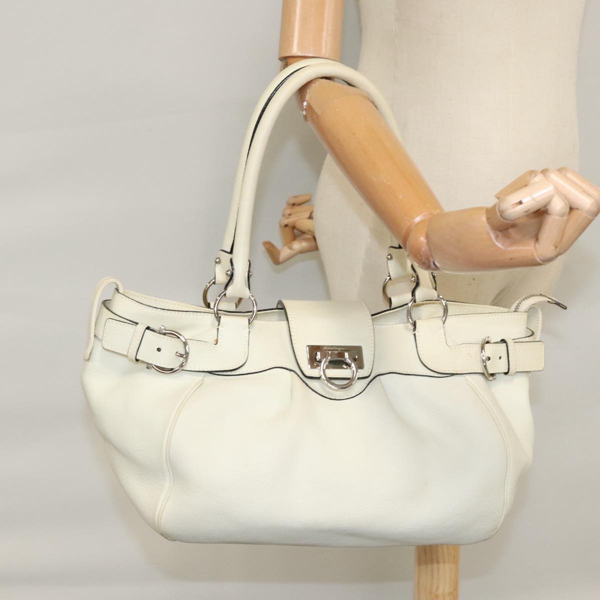 Salvatore Ferragamo Gancini Hand Bag Leather White Silver Auth yk16589