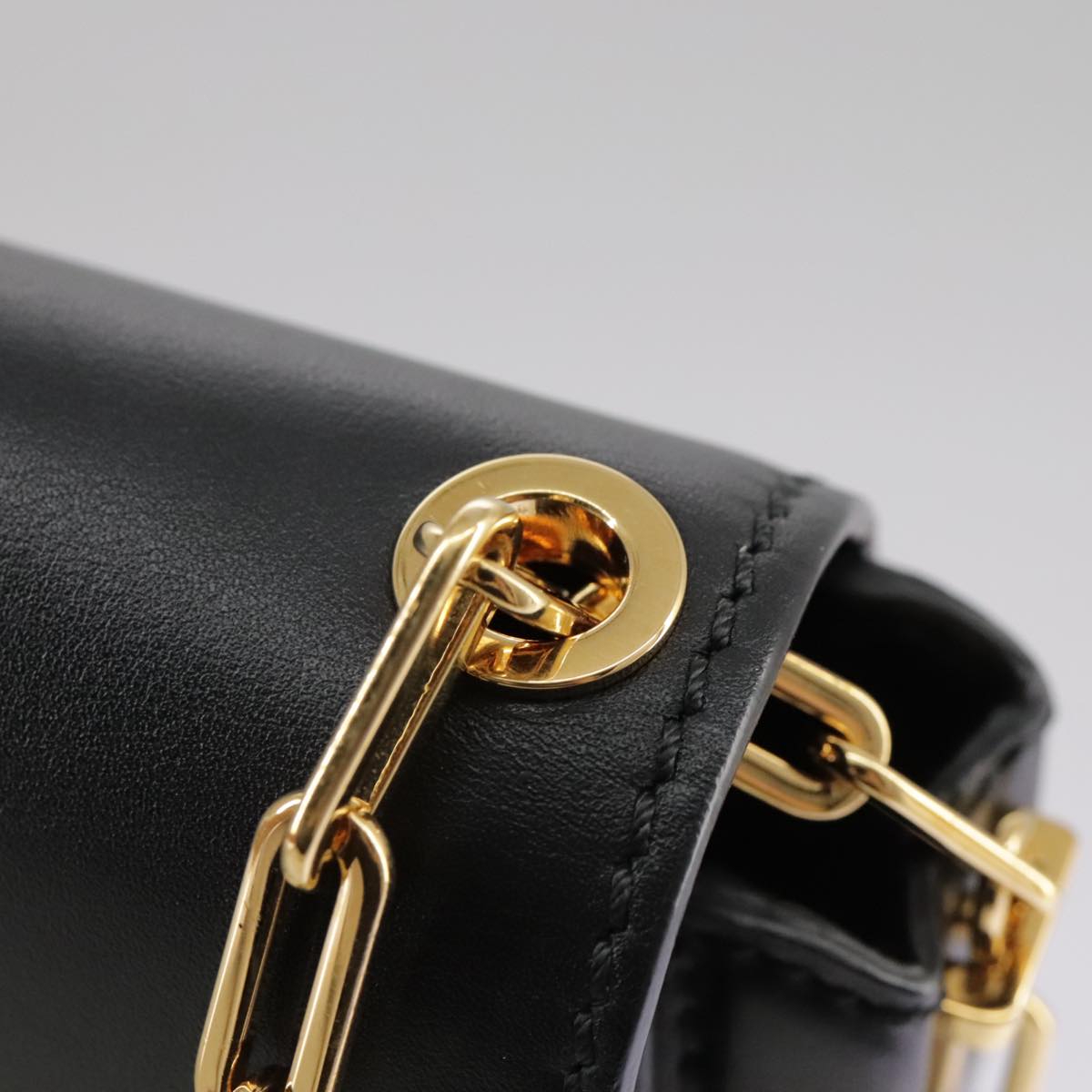 VALENTINO Chain Shoulder Bag Leather Black Gold Auth 100869