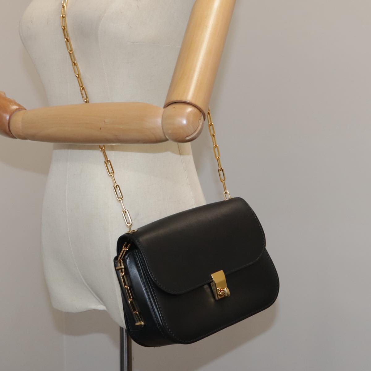 VALENTINO Chain Shoulder Bag Leather Black Gold Auth 100869