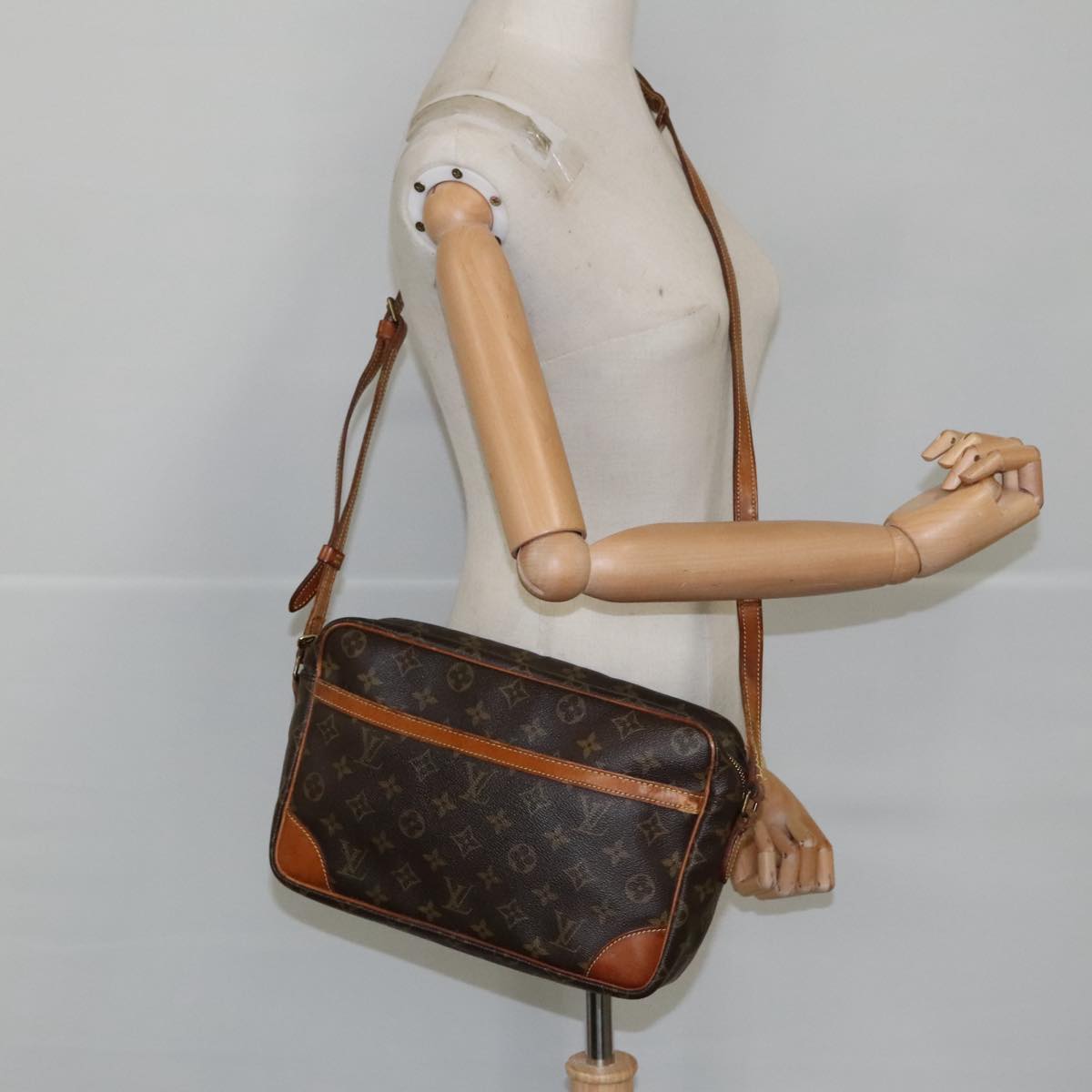 LOUIS VUITTON Monogram Trocadero 30 Shoulder Bag M51272 LV Auth 102084