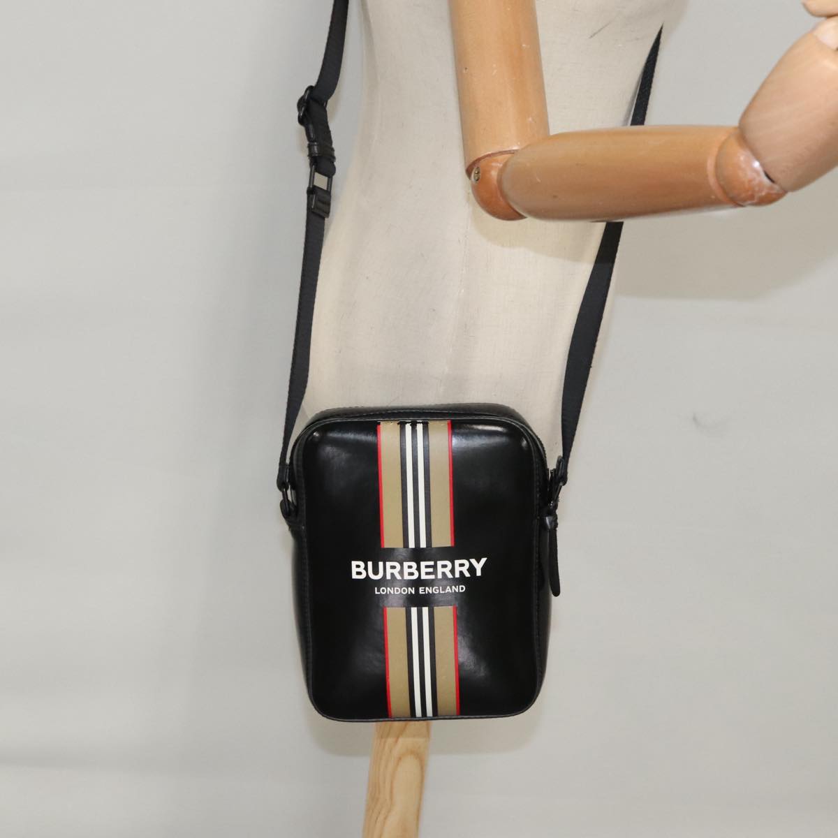 BURBERRY Shoulder Bag Enamel Black Auth 102454