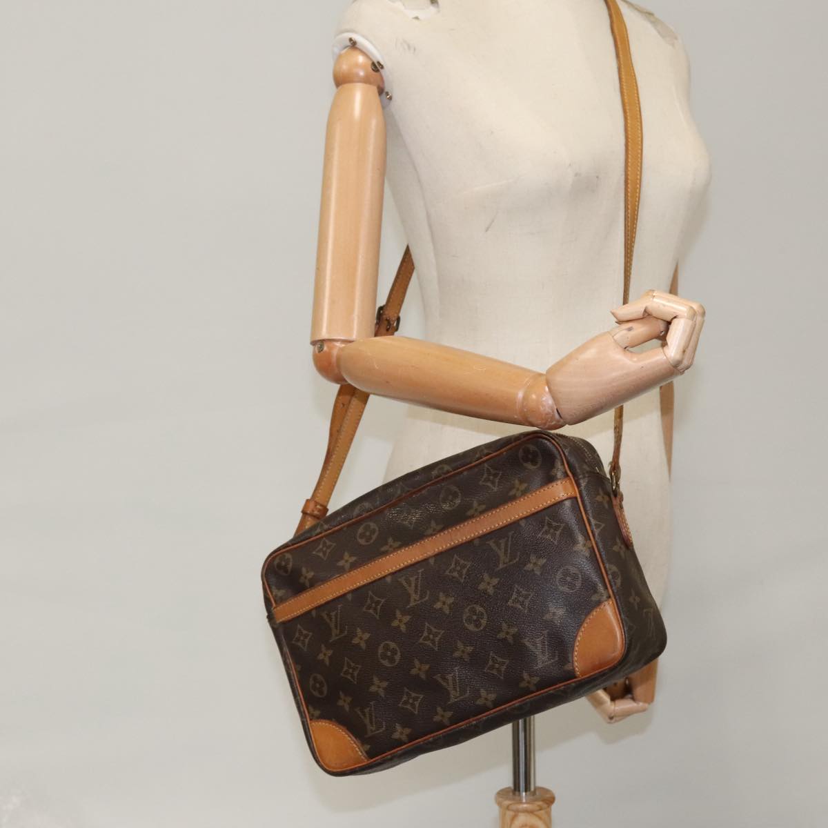 LOUIS VUITTON Monogram Trocadero 30 Shoulder Bag M51272 LV Auth 102852