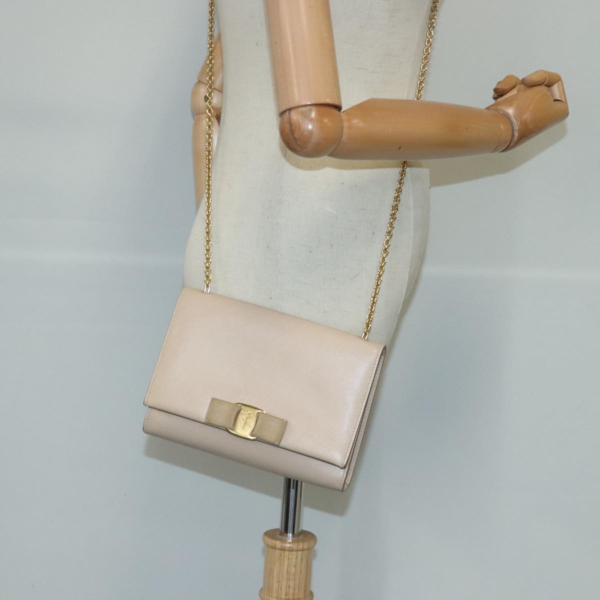 Salvatore Ferragamo Vala Chain Shoulder Bag Leather Beige Gold Auth 102951