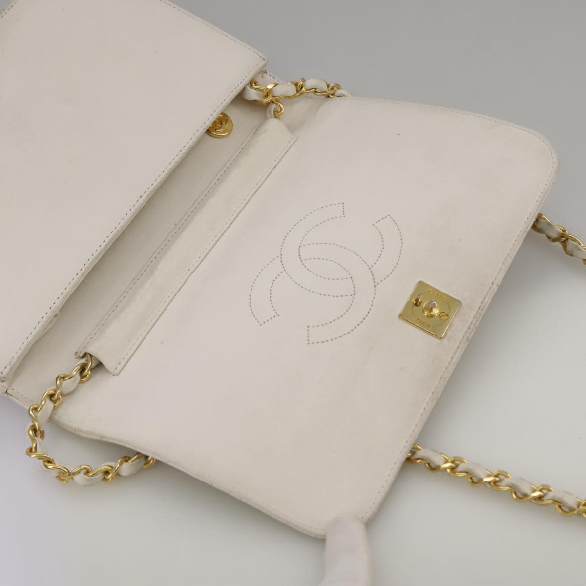 CHANEL Matelasse Chain Shoulder Bag Lamb Skin White CC Auth 102955