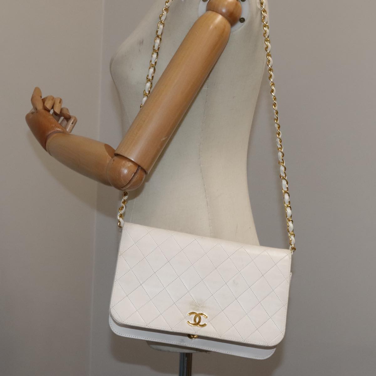 CHANEL Matelasse Chain Shoulder Bag Lamb Skin White CC Auth 102955