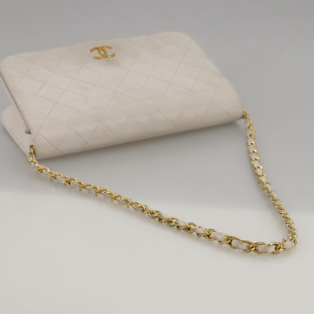 CHANEL Matelasse Chain Shoulder Bag Lamb Skin White CC Auth 102955