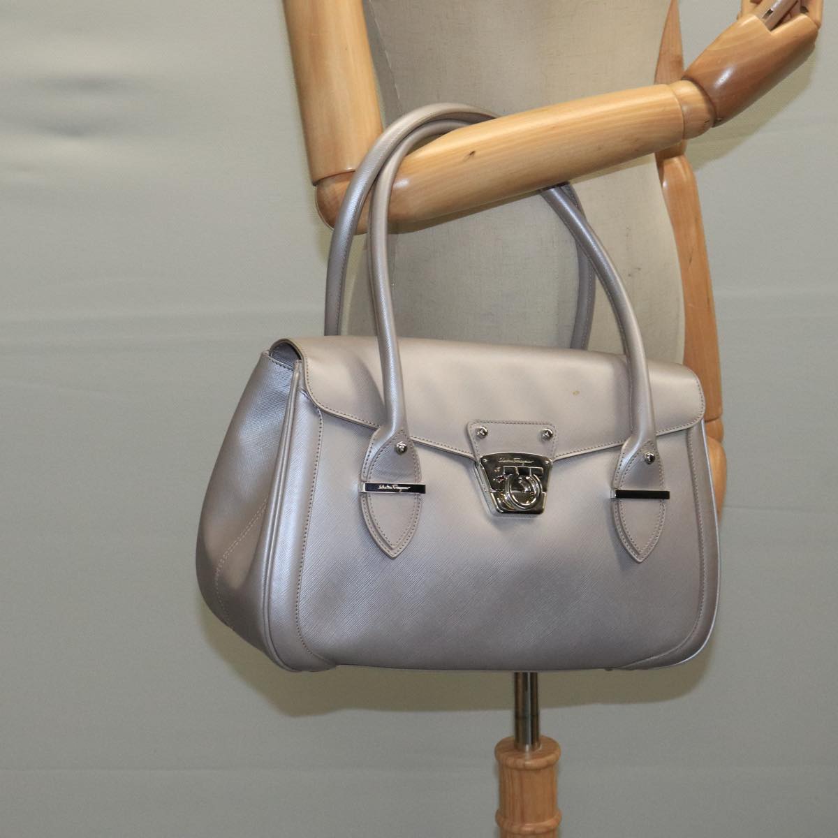 Salvatore Ferragamo Gancini Hand Bag Leather Silver Auth 104358
