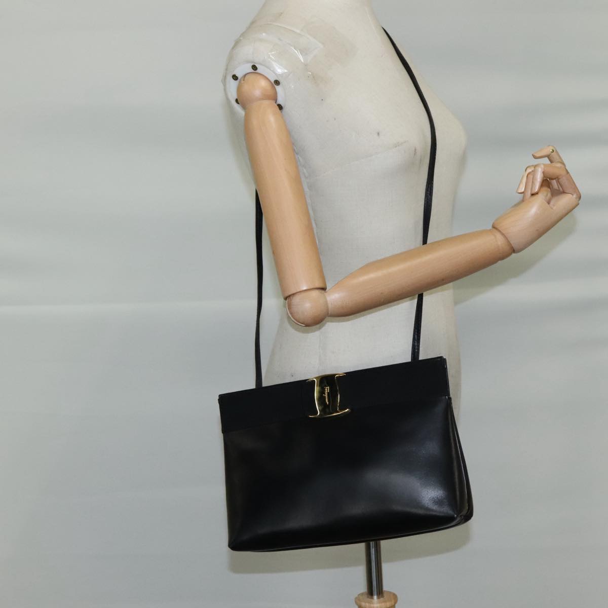 Salvatore Ferragamo Vala Shoulder Bag Leather Black Auth 104804